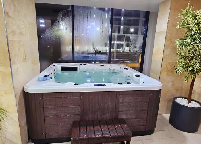 Fabulous Family - Piscina Sauna Jacuzzi Mamaia Nord ナボダリ
